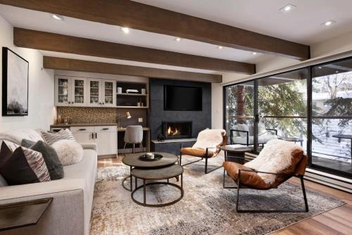 Aspen House | Fully Renovated 2 BR on River with Pool - Walk to Town!