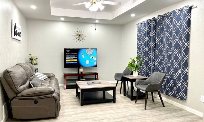 Frisco House | Fully renovated half duplex in downtown Frisco-3bed&2bath free wifi/hulu/parking