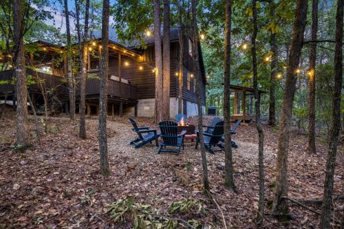Broken Bow House | FUN Cabin: Tetherball, Spa, Pool Tables, Games!