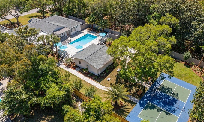 Gulf Pines House | Fun in the Sun - Vacation Home with Private Pool, Pickleball Court & Includes Golf Cart