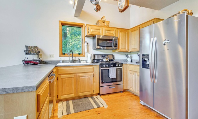 Flippin Cabin | Furnished Deck & On-Site Creek: Rae Valley Cabin