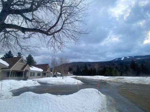 Bretton Woods Apartment | FV50 Pet friendly single level home in Bretton Woods walk to golf course and Mt Washington Hotel