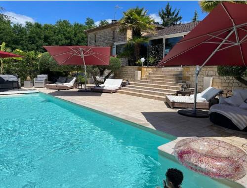 Sarlat-la-Caneda House | Gîte 1 à 6 personnes Rez de jardin de la villa piscine et sauna à partager Jacuzzi en option