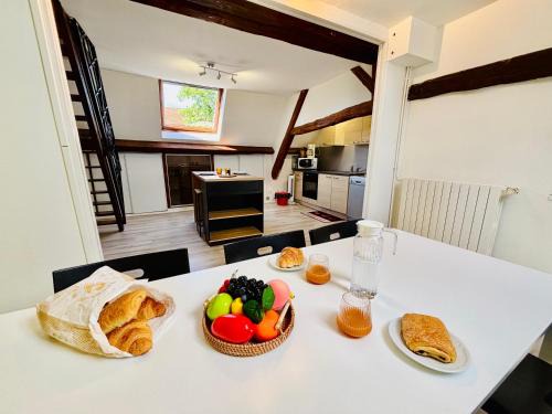Le Breuil Apartment | Gîtes Montvaltin - Appartement spacieux 3 chambres & cuisine