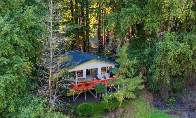 Sebastopol House | G's RiverView~Laid Back,Cozy Cabin!River Views! Near Golf! WiFi/Open Concept