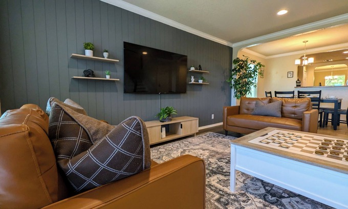 San Antonio House | Game Night Inn- King Beds- Hot tub- 8 miles to SeaWorld/Lackland AFB
