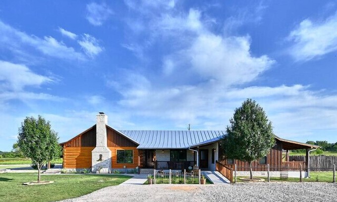 Fredericksburg House | Gateway Gathering House - Fredericksburg, Wineries, close to town.