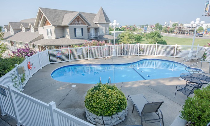 Branson Theater District Hotel | Gazebo Inn