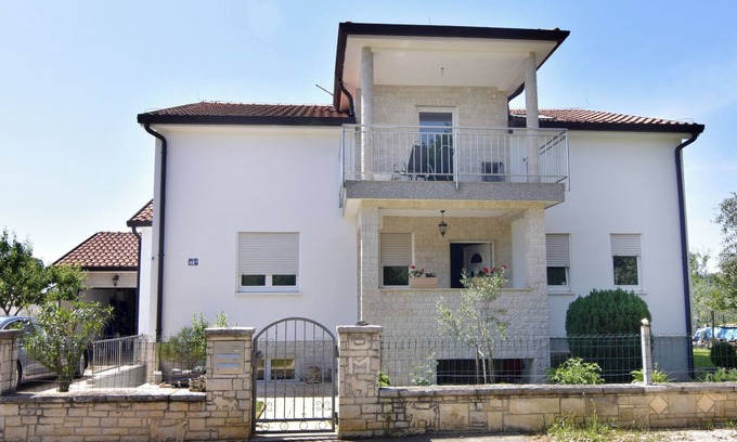 Krizine Apartment | Geräumige Kellerwohnung in der Nähe von Umag
