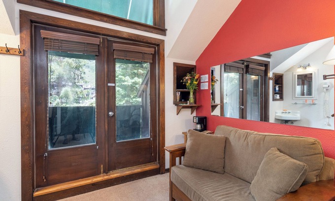 Telluride Hotel | Get An Authentic Telluride Experience in This Classic Ski Chalet Room