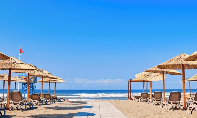 Ulcinj Hotel | Get Ready for Blissful Getaway! 2BR Suite w/Seaview, Beachfront, Outdoor Pools!