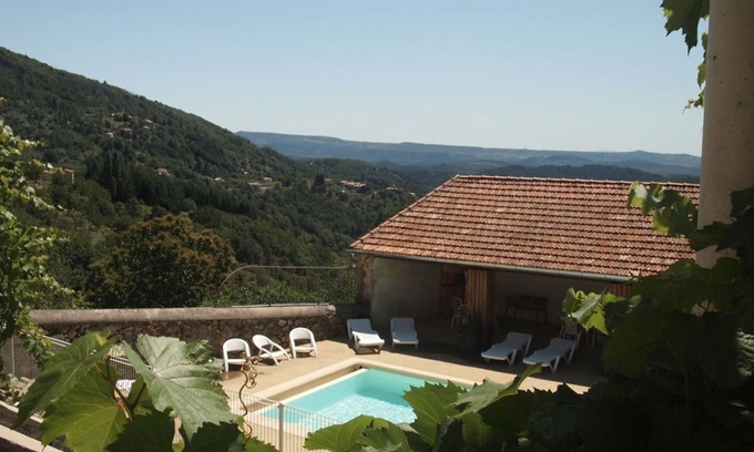 Vals-les-Bains Cottage | GITE with heated swimming pool. Quiet, comfortable and welcoming.