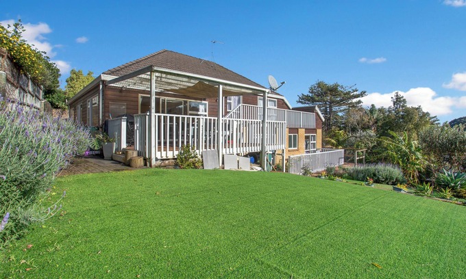 Glendowie Apartment | Glen's Hidden Gem with Parking and Deck