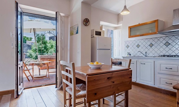 Rovittello Apartment | Gli Iris - Appartamento con 2 Camere da Letto by Wonderful Italy
