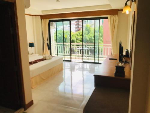Patong Hotel | Global Hotel Beach View