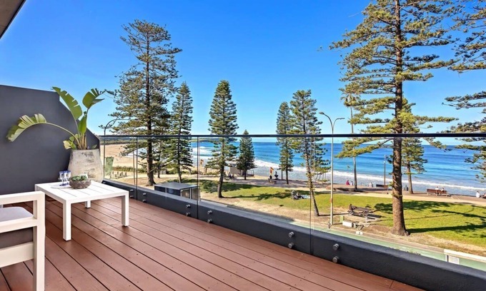 Dee Why Apartment | Glorious Beachfront 3-Bed with Breathtaking Views