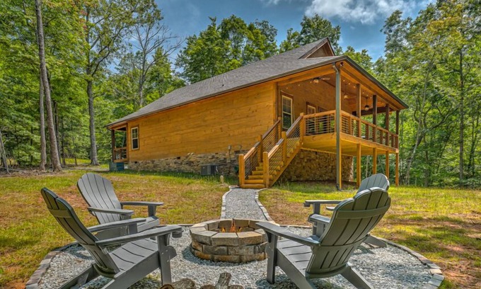 Unaka Cabin | Golden Hour - EV Car Charger | Pet Friendly | Fire pit | Newly Built Modern Mountain Home
