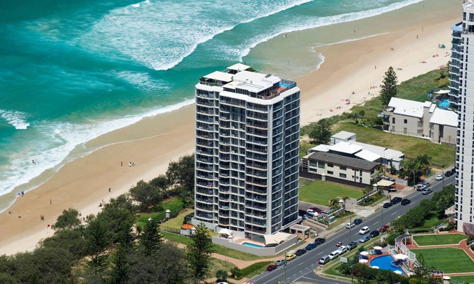 Main Beach Apartment | Golden Sands on the Beach