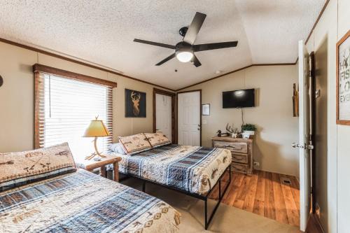 Kingston Hotel | Gone Fishin' Suite 4 by The Lodges at Fossil Creek