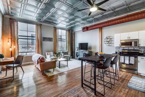 Downtown Cleveland House | Good Vibes Loft - DT CLE Walk To All The Stadiums