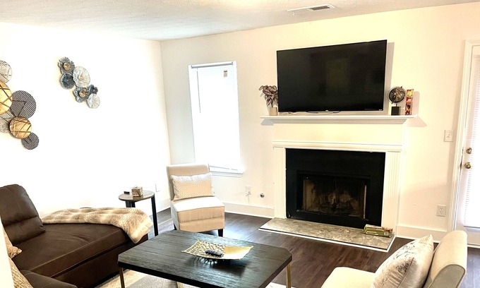 Riverdale House | Gorgeous 3BR/2.5BA Home 10mi from Atlanta Airport!