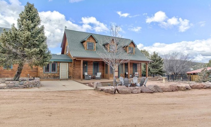 Payson Cabin | Gorgeous Cabin w/direct trail access for hiking & off roading!