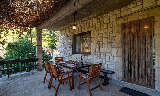 Pupnat House | Gorgeous home in Pupnat with kitchen