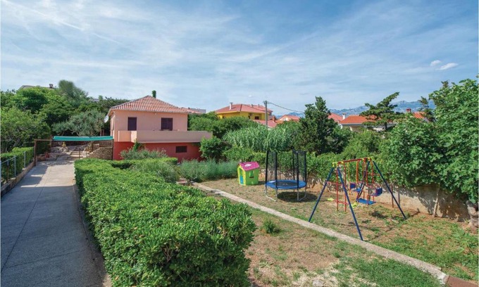 Razanac House | Gorgeous Home In Razanac With Kitchen