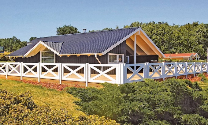 Grønninghoved Strand House | Gorgeous home in Sjølund with sauna