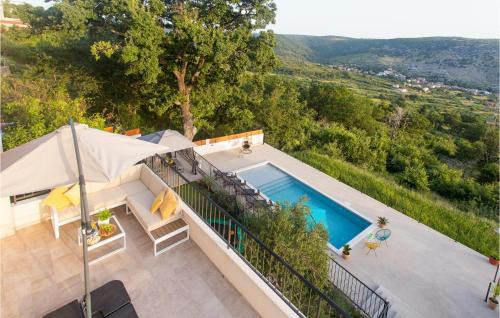 Split House | Gorgeous Home In Srinjine With Kitchen