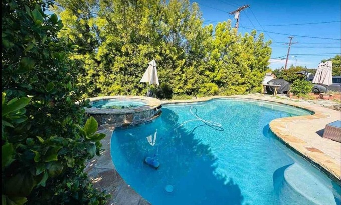Chatsworth House | Gorgeous House with Pool , Jacuzzi , Ping pong Table , Foosball & GYM