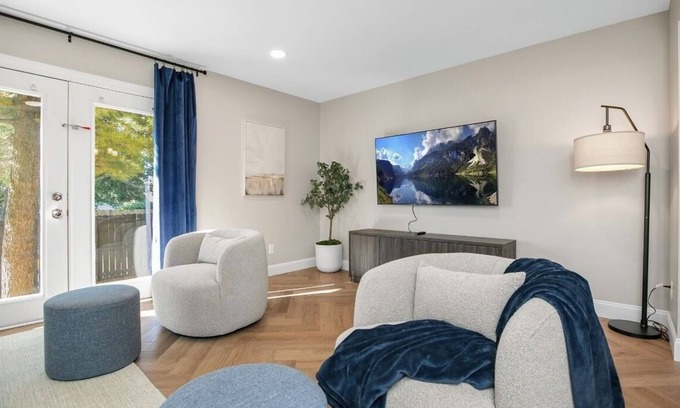 Northeast South Bend House | Gorgeous NEW 5-bedroom townhome with AC, WiFi in charming South Bend- walk to ND