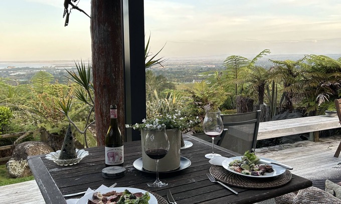 Katikati House | Gorgeous Ocean View from Waihi Beach -Mt Maunganui, Private Rustic country home