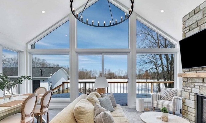 Mississippi Mills House | Gorgeous private retreat with hot tub