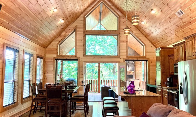 Broken Bow Cabin | GOTANYGRAPES Luxury Cabin- HotTub 2Masters 2Firpl - Perfect Fall & Winter Escape