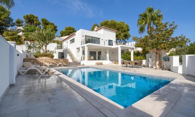 El Portet Villa | Graham Holiday Rentals - Magnolia