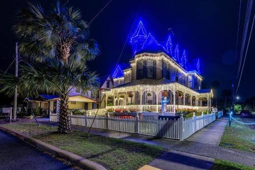 Palatka House | Grand Gables Home 1 Block to St Johns River!