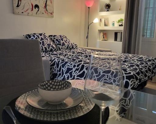 California - Pezou Apartment | Grand Studio, Parking privé, Cuisine séparée