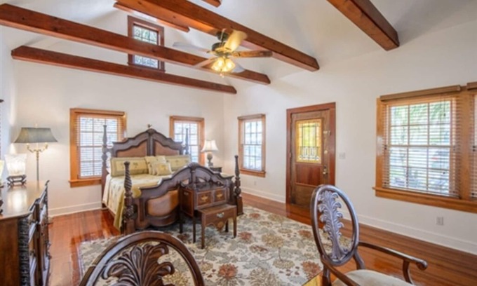 Stuart Apartment | GRAND SUITE AT OLD COLORADO INN