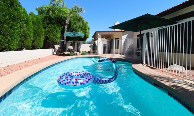 Paradise Park Vista House | Grandview Villa | 6-Bedroom Kierland Getaway wPool