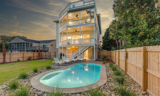 Isle of Palms House | GREAT FALL/WINTER RATES/ROOFTOP/POOL/LUXURY/3 MINUTE TO BEACH/NEAR SULLIVAN'S