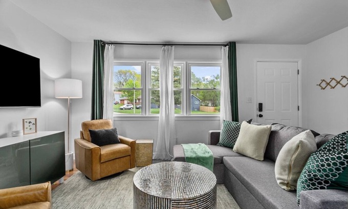 Shawnee House | Great for Families Sleeps7 15 Mins to KC+WiFi