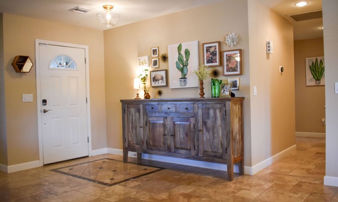 Paradise Valley Village House | GREAT LOCATION! Clean property with spa and pool table. Pet Friendly!