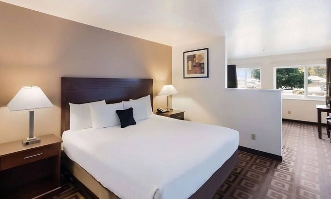 Tri-Cities Resort | Great Relaxing Overnight Stay! Close to Columbia River and Bateman Island!