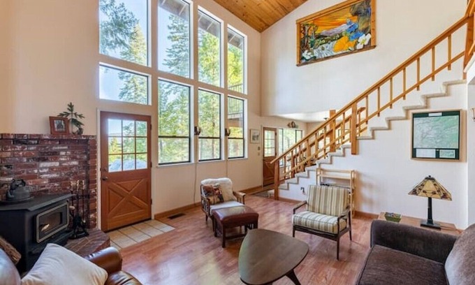 Arnold Cabin | Great Views! Pool, Large Jet-Tub, King Bed, Shufflebrd, Snow Sledding, Generator