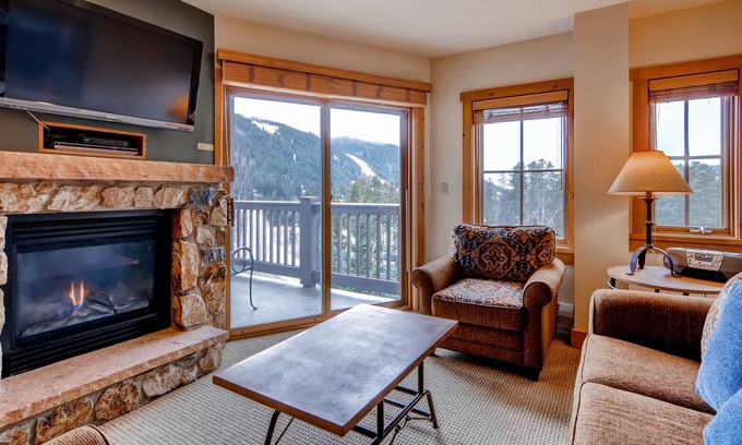River Run Condo | Great views, sleeps up to 8, walk to slopes, kids ski free! by RedAwning