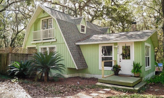 Brooksville Cottage | Green House Under the Oaks Near Weeki Wachee Springs & Cabot Farms Golf Course