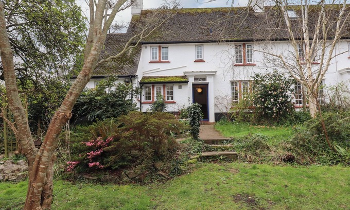 Budleigh Salterton Cottage | GREENHEDGES, pet friendly, with a garden in Budleigh Salterton