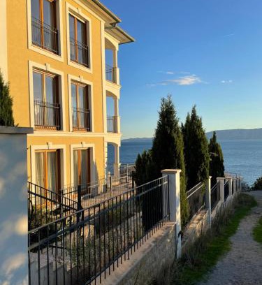 Povile Apartment | Großzügiges Appartement direkt am Meer mit eigenem Pool - Povile Suites