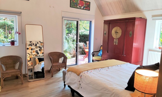 Turqueville Bed & Breakfast | guest house in a garden next to Utah Beach point.